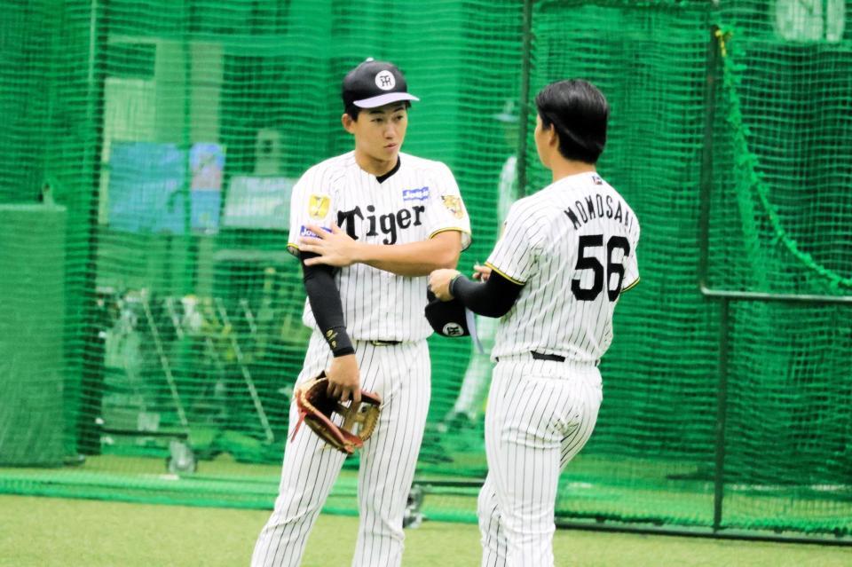 百崎（右）と話し込む立石