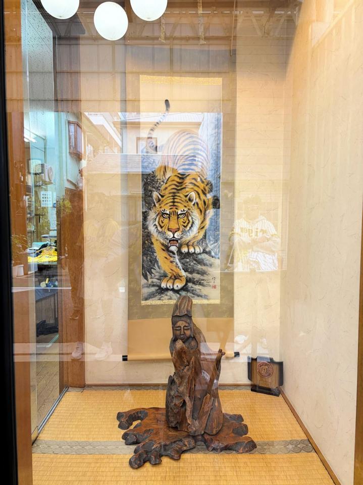 恍雅堂で販売される猛虎掛け軸