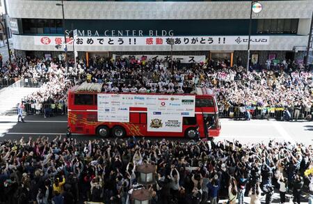 　昨年の１１月、御堂筋をＶパレードする阪神ナイン