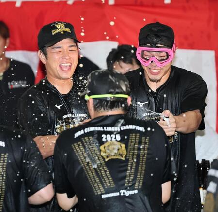 祝勝会でビールをかける高橋（左）と佐藤輝＝３日