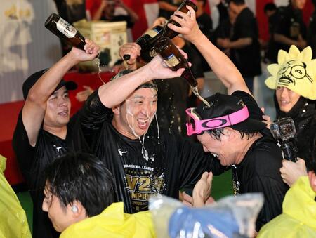 伏見にビールをかける藤川監督。左は高橋（撮影・田中太一）