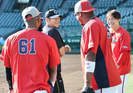 （手前左から）ファビアン、モンテロに笑顔を見せる岩貞。右は新井良太コーチ（撮影・田中太一）