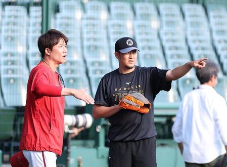 新井良太コーチ（左）と話す岩貞（撮影・西田忠信）