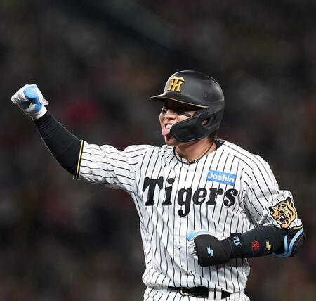 ６回、左前打を放ち笑顔を見せる梅野（撮影・西田忠信）