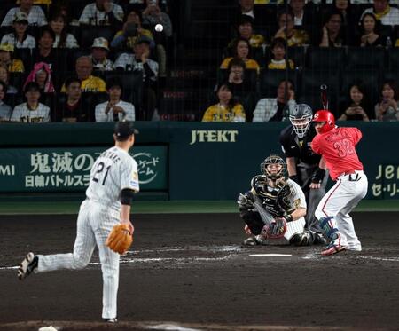 ３回、大竹は石原に６３㎞のスローボールを投じる（撮影・山口登）