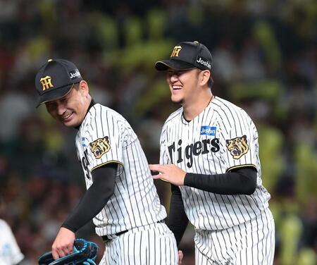 ３番手の岩崎（左）を笑顔で迎える岩貞（撮影・西田忠信）