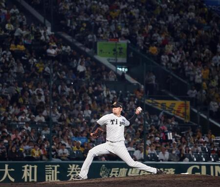 ７回から登板する阪神・岩貞祐太＝甲子園（撮影・西田忠信）