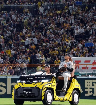 ７回のマウンドに向かう岩貞（撮影・西田忠信）