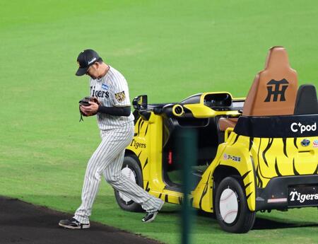７回、マウンドへ向かう岩貞（撮影・立川洋一郎）