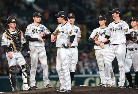 登板を終え、マウンドで笑顔を見せる岩貞。右から２人目は藤川監督（撮影・西田忠信）