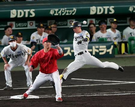 ２回、近本は二塁適時内野打を放ち一塁に駆け込む（撮影・山口登）