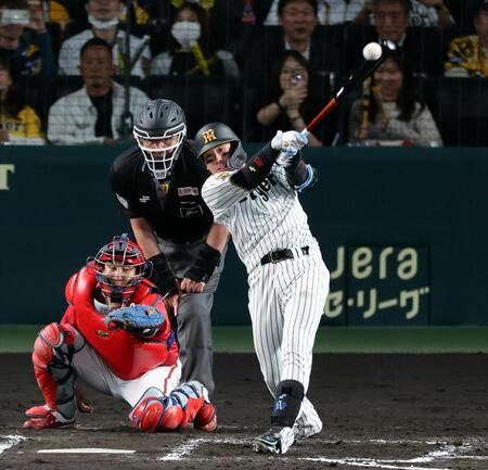 ６回、左前に適時打を放つ梅野（撮影・山口登）