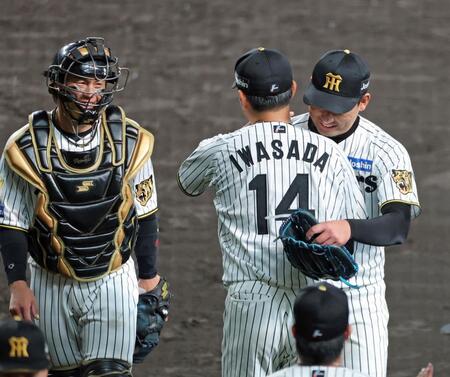 ７回表を抑え岩貞（１４）と抱き合う岩崎。左は梅野（撮影・立川洋一郎）