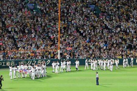 優勝ペナントを手にグラウンド一周する藤川監督ら阪神ナイン（撮影・山口登）