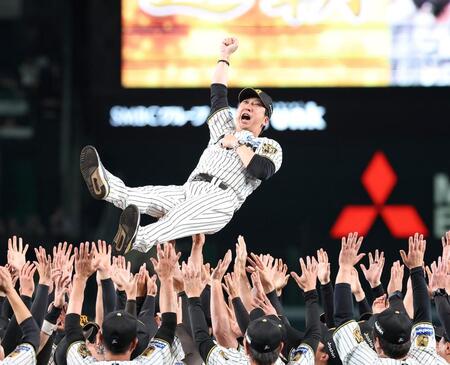 リーグ連覇を達成し胴上げされる藤川監督（撮影・西田忠信）