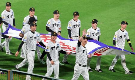 優勝ペナントを手にグラウンド一周する佐藤輝（中央左）と森下（中央右）ら阪神ナイン（撮影・山口登）