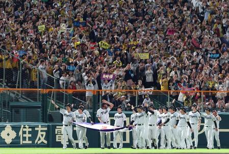 優勝ペナントを手に場内一周する藤川監督ら（撮影・西田忠信）