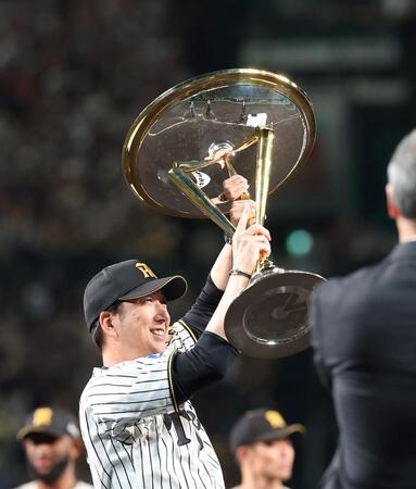 優勝トロフィーを掲げる藤川監督（撮影・西田忠信）