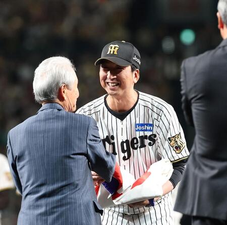 ペナントを授与される藤川監督（撮影・西田忠信）