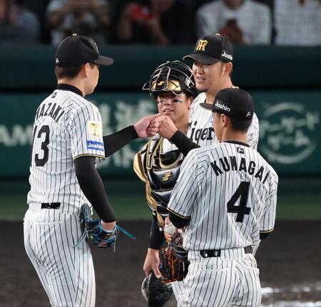 ７回、岩崎（左）とタッチする岩貞（撮影・山口登）