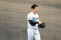 シート打撃登板中にピッチコムの不具合を訴える下村