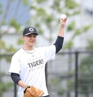 明るい表情で練習をする阪神・大竹耕太郎＝日鉄鋼板ＳＧＬスタジアム尼崎（撮影・西田忠信）