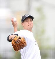 キャッチボールで調整する大竹（撮影・西田忠信）