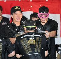 祝勝会でビールをかける高橋（左）と佐藤輝＝３日