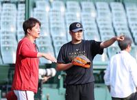 新井良太コーチ（左）と話す岩貞（撮影・西田忠信）