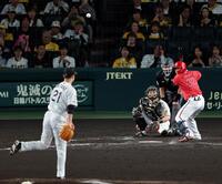 ３回、大竹は石原に６３㎞のスローボールを投じる（撮影・山口登）