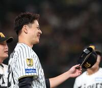 ２回を投げ終えベンチ前で笑顔の大竹（撮影・西田忠信）