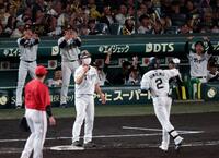 ６回、梅野の適時打にベンチを出て喜ぶ元山と森下（撮影・山口登）
