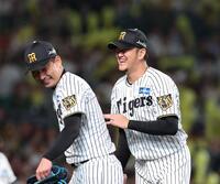 ３番手の岩崎（左）を笑顔で迎える岩貞（撮影・西田忠信）