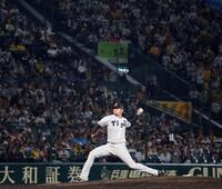 ７回から登板する阪神・岩貞祐太＝甲子園（撮影・西田忠信）