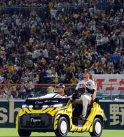 ７回のマウンドに向かう岩貞（撮影・西田忠信）