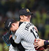 ３番手の岩崎（手前）と抱き合う岩貞（撮影・西田忠信）