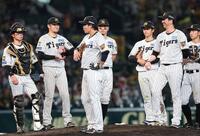 登板を終え、マウンドで笑顔を見せる岩貞。右から２人目は藤川監督（撮影・西田忠信）