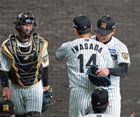 ７回表を抑え岩貞（１４）と抱き合う岩崎。左は梅野（撮影・立川洋一郎）