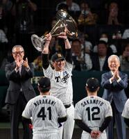 優勝トロフィーを掲げる藤川監督（撮影・山口登）