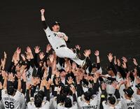 ナインから胴上げされる藤川監督（撮影・田中太一）