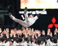 リーグ連覇を達成し胴上げされる藤川監督（撮影・西田忠信）