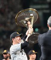 優勝トロフィーを掲げる藤川監督（撮影・西田忠信）