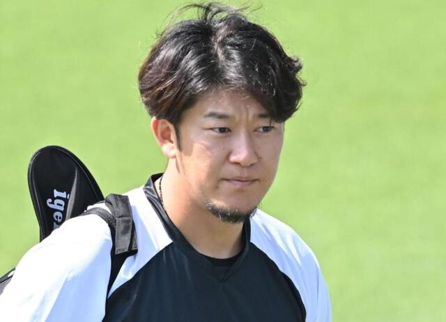 阪神 岩貞祐太に村上宗隆から花が届く