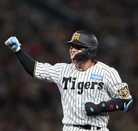６回、左前打を放ち笑顔を見せる梅野（撮影・西田忠信）