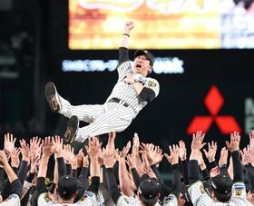 リーグ連覇を達成し胴上げされる藤川監督（撮影・西田忠信）