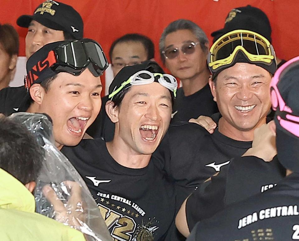 　祝勝会を楽しむ（左から）森下、近本ら＝３日