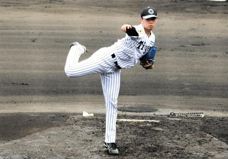 シート打撃に登板する下村
