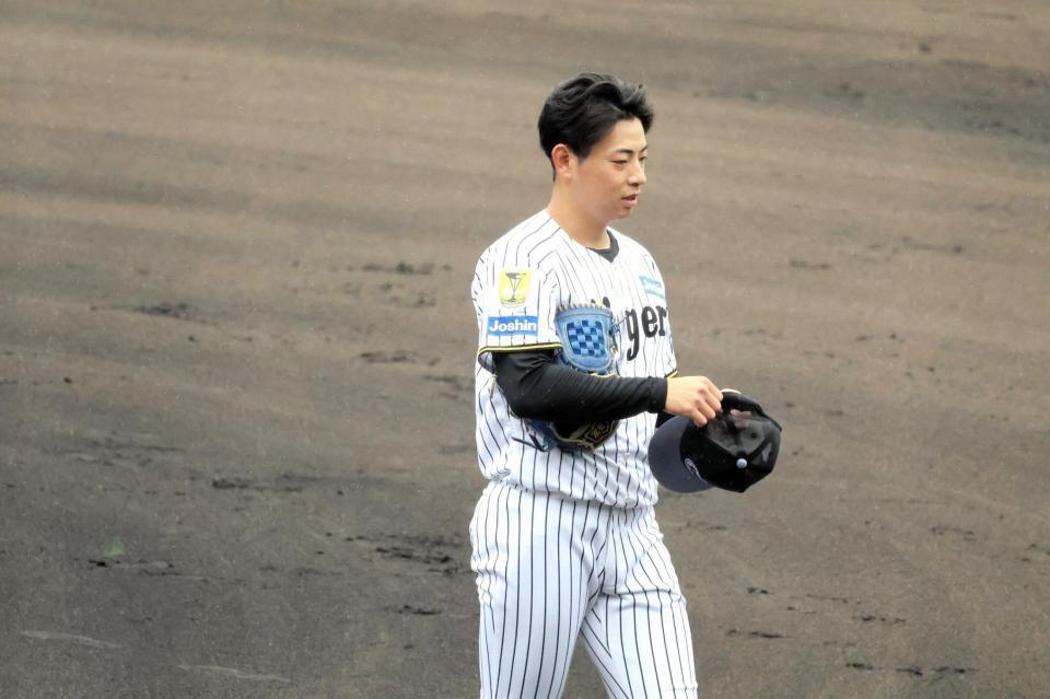 シート打撃登板中にピッチコムの不具合を訴える下村