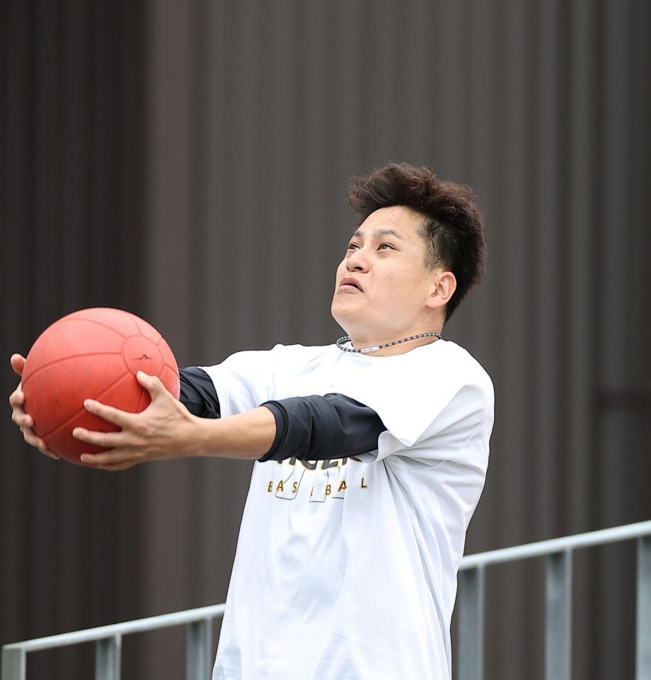 トレーニングする阪神・大竹耕太郎＝日鉄鋼板ＳＧＬスタジアム尼崎（撮影・西田忠信）