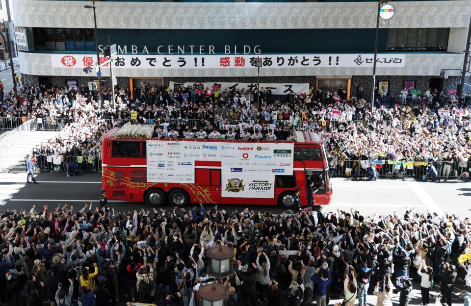 　昨年の１１月、御堂筋をＶパレードする阪神ナイン